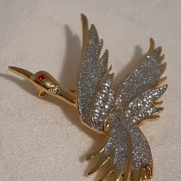 VTG swan Brooche, With Rhinestones And Glitter Finish, Gold Tone With Red Stone - Picture 6 of 8